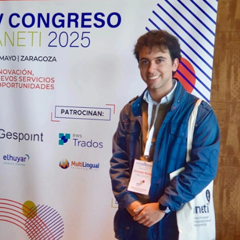 Fernando Muñoz, intérprete de conferencias, en un congreso profesional de interpretación, disponible para eventos presenciales y online.