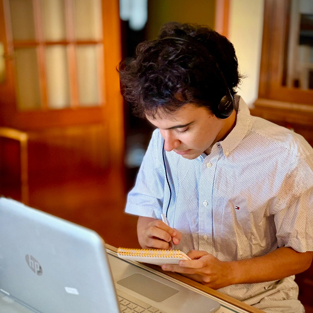 Fernando Muñoz, intérprete de conferencias, tomando notas durante la preparación de un servicio de interpretación para evento multilingüe.