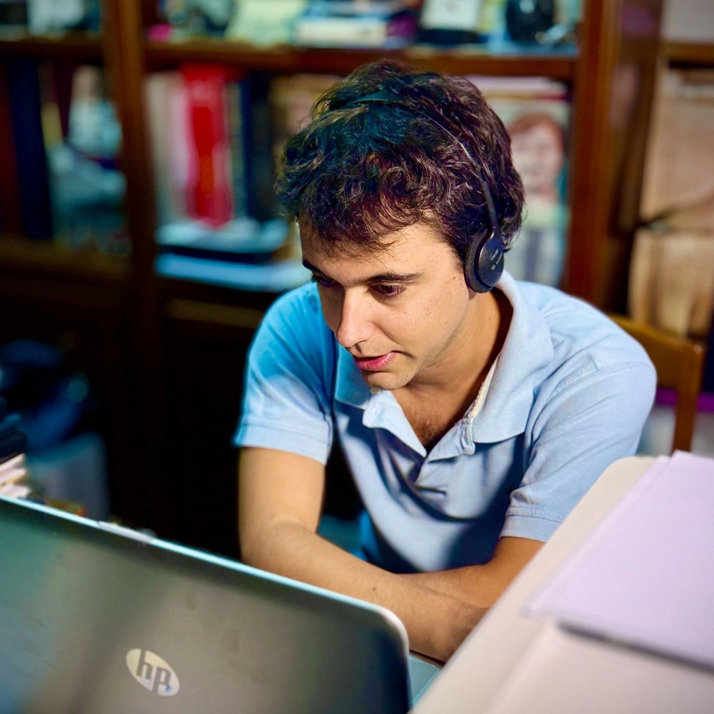 Fernando Muñoz, intérprete de conferencias, realizando interpretación simultánea en un evento internacional remoto.